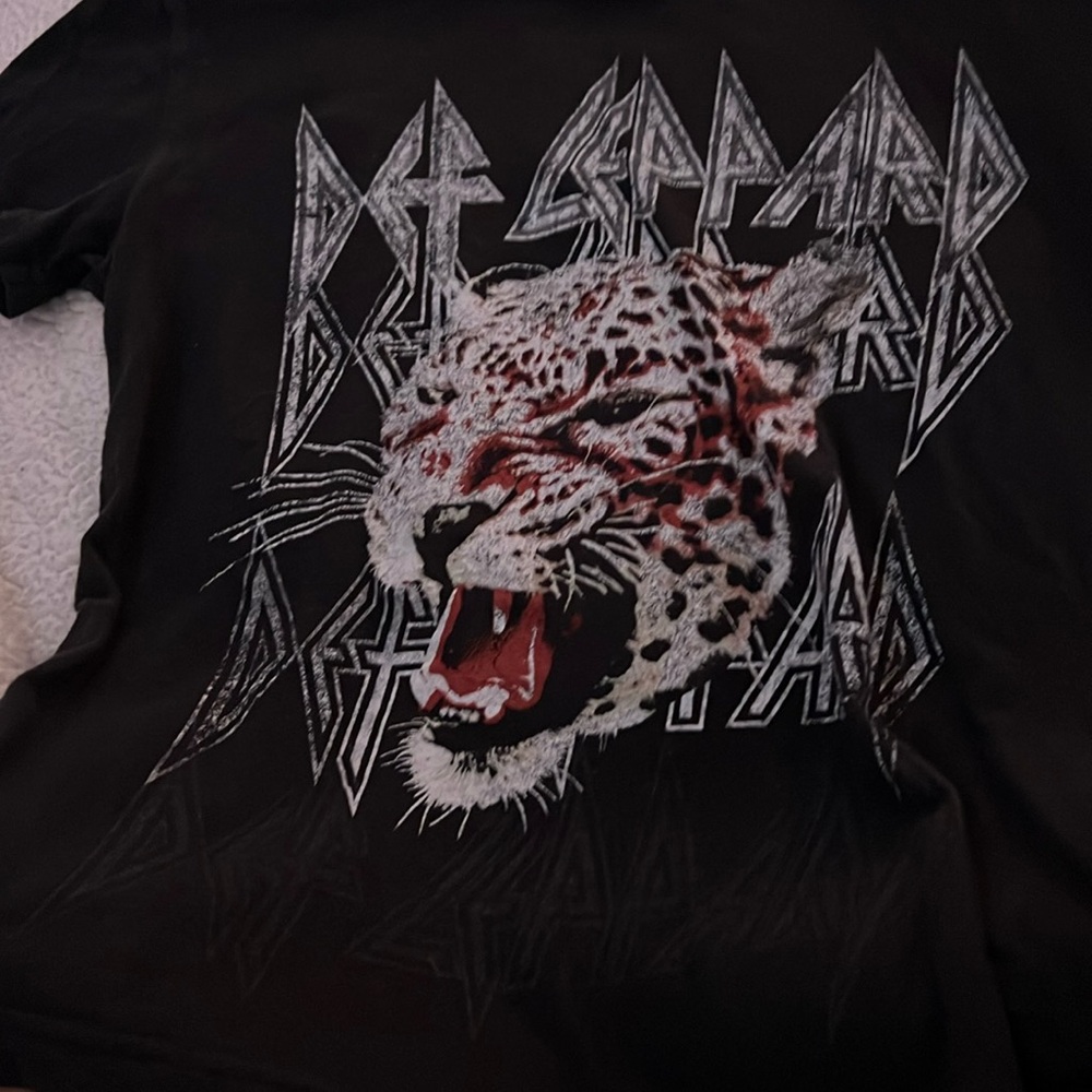 graphic tee size small